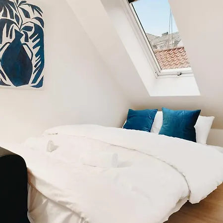200m To Torgalmenningen & 20 Sqm Terrace شقة *